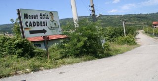 Özilin Alman Milli Takım Formalı Tabelası, Cumhurbaşkanı Erdoğanlı Fotoğrafı İle Değiştirildi