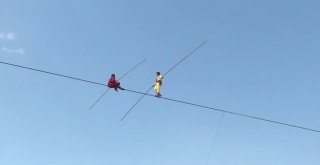 Çinde Sarı Nehir Üzerindeki İpte Nefes Kesen Yürüyüş