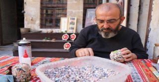 Atık Cam Ve Taşları Sanat Eserine Dönüştürüyor