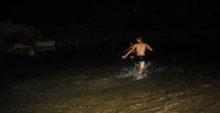 Çocukların Habur Çayında Tehlikeli Gece Eğlencesi