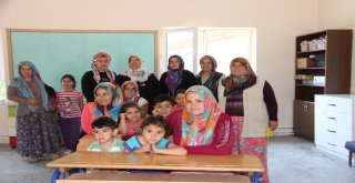 (Özel) Öğrenci Velileri, Çocukları İçin Köy Okulunu Yeniledi