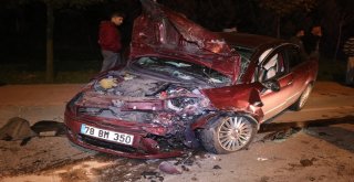 Kocaelide İki Otomobil Kafa Kafaya Çarpıştı: 4 Yaralı
