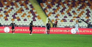 Spor Toto Süper Lig: Evkur Yeni Malatyaspor: 1 - Galatasaray: 0 (İlk Yarı)