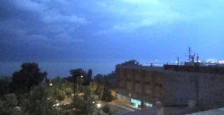 Şimşekler Gökyüzünü Böyle Aydınlattı