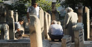 Bayramın İlk Ziyareti Mezarlıklara Yapıldı