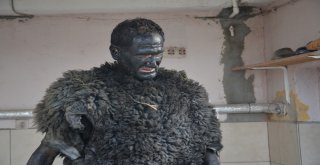 Keçi Derisi Giyip, Dana Kılından Bıyık Takıyorlar