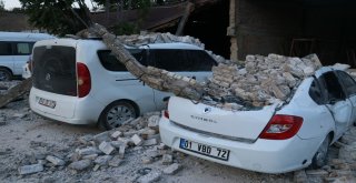 Fabrika Duvarı Araçların Üzerine Çöktü