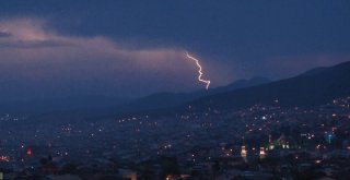 Bursada Gökyüzünü Şimşekler Aydınlattı