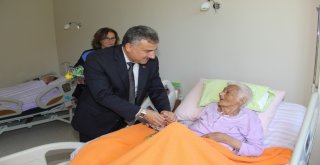 Emniyetten Bayram Öncesi Huzurevi Sakinlerine Moral Ziyareti