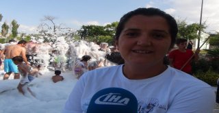 (Özel) Van Gölü Sahilinde Köpük Partisi