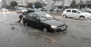 Sağanak Nedeniyle Cadde Ve Sokaklar Göle Döndü
