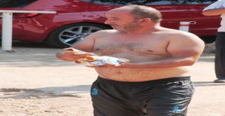 Hayırsever İşadamı Lüks Yatı İle Geldi, Halk Plajında Lahmacun Ayran Dağıttı