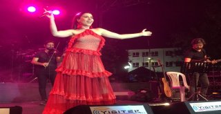 Burcu Güneş Sevilen Şarkılarını Hayranlarıyla Birlikte Seslendirdi