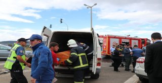 Asfalt Yüklü Kamyon Otomobille Çarpıştı: 1 Ölü 3 Yaralı