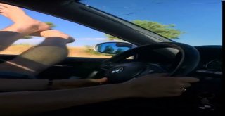 Ayaklarını Camdan Dışarı Sarkıtan Sürücü Hayatını Hiçe Saydı