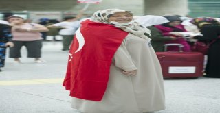 Ankaradan İlk Hac Kafilesi Dualarla Uğurlandı