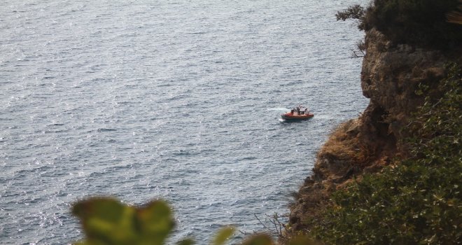 Antalya Falezlerde Erkek Cesedi Bulundu