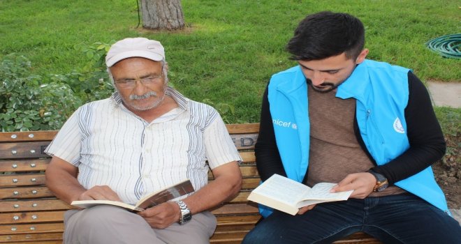 Erzincanda Gençler Parkta Vatandaşlarla Kitap Okudu