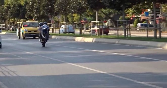 (Özel) İstanbulda Ayaklarıyla Motosiklet Süren Maganda Yine Terör Estirdi
