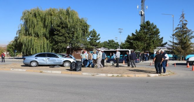 Otomobilin Çarptığı Beton Direk Karşı Yola Devrildi: 2 Yaralı