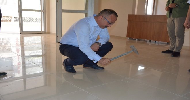 Siirt Valisi Denetime Çıkı, Düzgün Yapılmayan Fayansları Tek Tek Kırdı