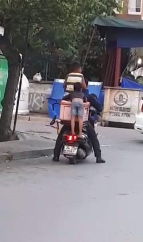 (Özel) Maltepede Çocukların Motosiklet Üzerindeki Tehlikeli Yolculuğu Kamerada