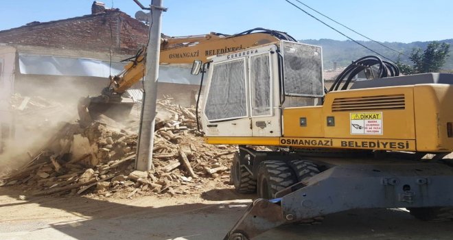 Tehlike Saçan Metruk Bina Yıkıldı