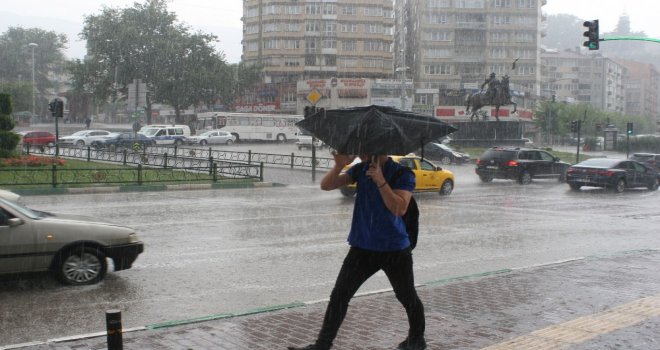 Bursada Kısa Süren Yağış Hayatı Olumsuz Etkiledi