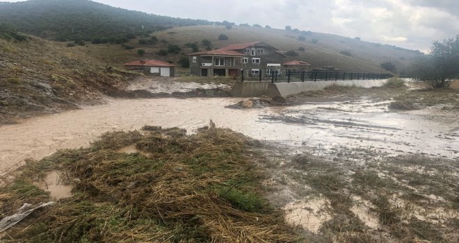 Sağanak Yağış Taşkınlara Neden Oldu