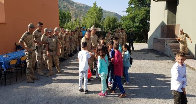 Miniklerden Mehmetçiğe Anlamlı Ziyaret