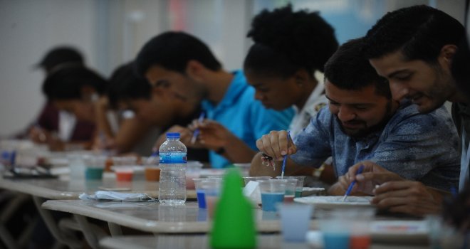 (Özel Haber) Dünyanın Dört Bir Yanından Gelen Öğrenciler Çini Yapmayı Öğrendi