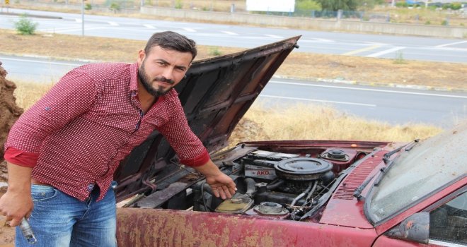 Çamurdan Kurtarmak İstediği Otomobilini Yaktı