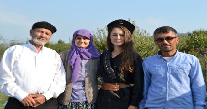 Çok Sevdiği Makbule Efenin Klibinde Oynadı