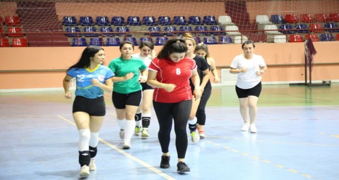 Tuncelide Kadın Voleybol Takımı Destek Bekliyor