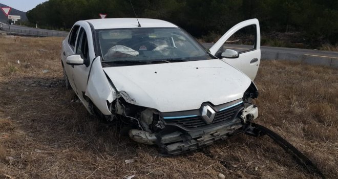 Direksiyon Hakimiyetini Kaybeden Sürücü Kaza Yaptı; 2 Yaralı