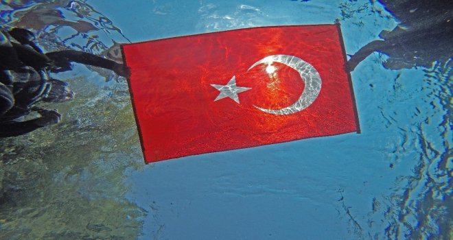 Milletvekilinden Su Altında Zafer Bayramı Kutlaması