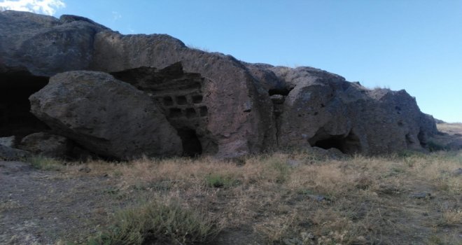 Şahmelik Köyündeki 7 Katlı Tarihi Mağara Ziyaretçileri Bekliyor