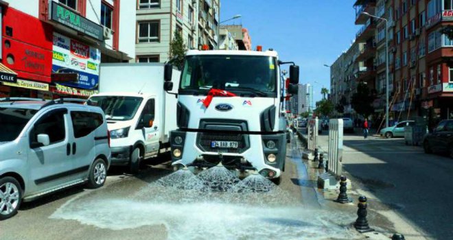 Büyükşehir, Kentte Zemin Temizliği Çalışması Yaptı