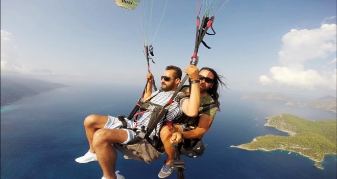 Paraşütten İndi, Yeri Öptü