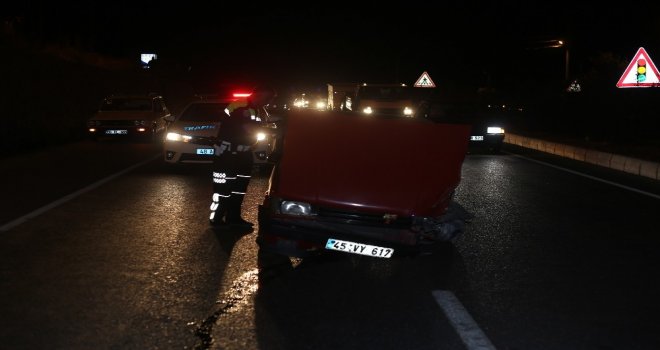 Önündeki Araca Çarpan Sürücü Her Şeyini Bırakıp Kaçtı