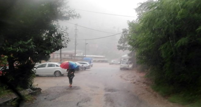 Zonguldakta Aniden Bastıran Şiddetli Yağmur Hayatı Olumsuz Etkiledi