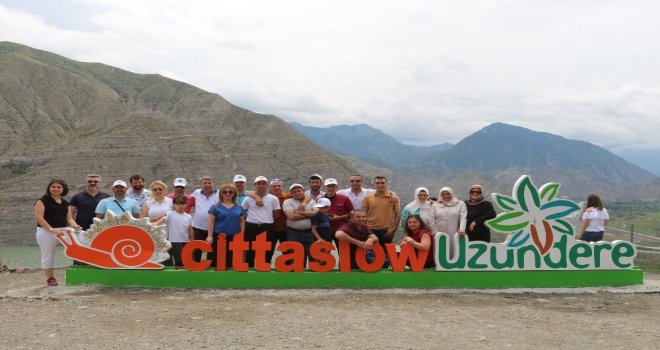 Tortum Şelalesi Yerli Turistle Doldu Taştı