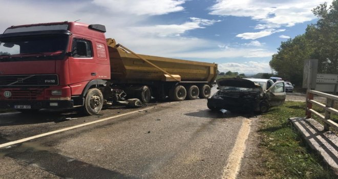 Tır İle Hafif Ticari Araç Çarpıştı: 3 Yaralı