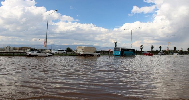 Erzurumda Sağanak Sele Dönüştü