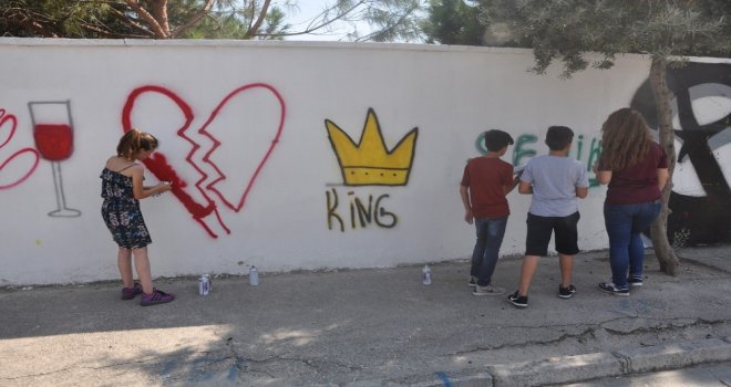 Siyasi Yazı Bulunan Duvarlara Gençler Çiçek Açtırdı