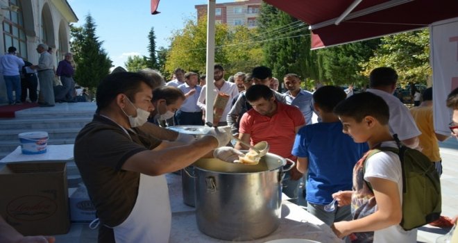 Gediz Belediyesi Halka Aşure Dağıttı