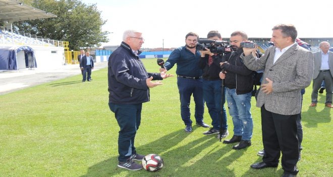 Başkan Yüksel Yenilenen Futbol Sahasını Tanıttı