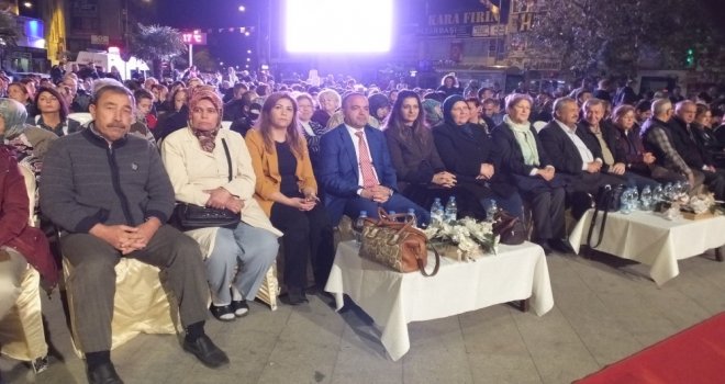 Burhaniyede Cumhuriyet Kadınları Defilesi Yoğun İlgi Gördü