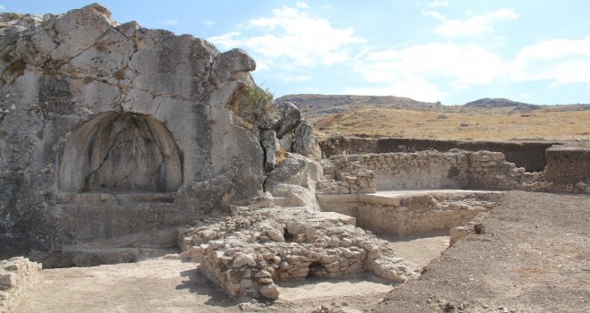 Hititlerin Başkentinde Romalılara Ait 1800 Yıllık Havuz Ve Veranda Bulundu