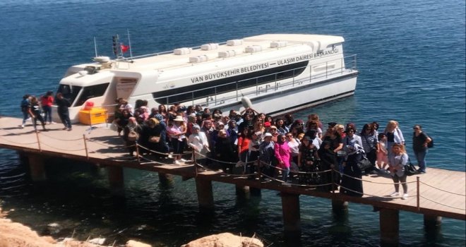 Van Büyükşehir Belediyesinin Kadın Personelleri Adayı Gezdi